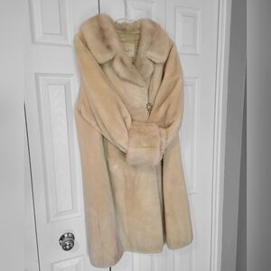 Vtg Holt Renfrew Cream Fur Coat 🤍🌴